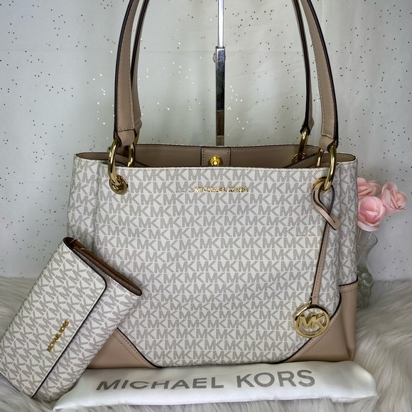 Michael Kors Handbags - 💗 Michael Kors 💗 3 pcs Nicole Shoulder Tote Set